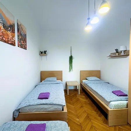 Family & Group Flat With Terrace Near Main Station Apartment